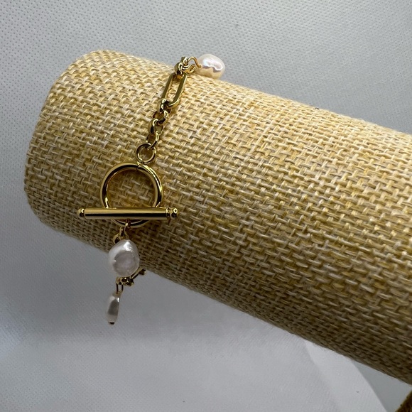 Chain Link Pearl Toggle Bracelet - Picture 4 of 5